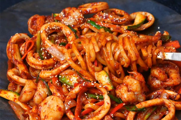 Mì Udon xào hải sản